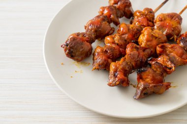 Izakaya usulü ızgara tavuk şiş yakitori servis edilir. Asya usulü.