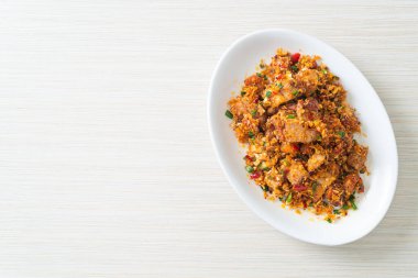 Kızarmış, kıtır kıtır, tuzlu ve acılı domuz eti. Asya usulü.