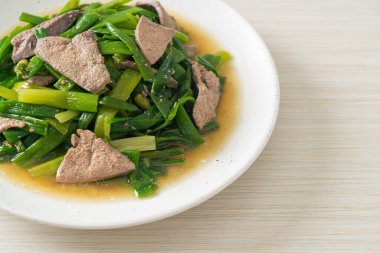 Domuz ciğeri ile karıştırılmış soğan kökü - Asya usulü.