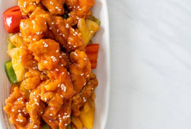 Kore usulü tatlı ve ekşi soslu kızarmış tavuk.