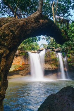 Tayland 'daki Khao Yai Ulusal Parkı' nda Güzel Saç Suwat Şelalesi