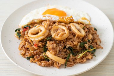 Tayland usulü sahanda kalamar ve fesleğenli pilav. Asya usulü.