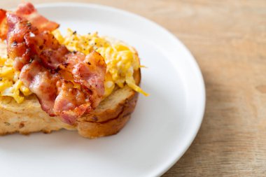 Çırpılmış yumurta ve domuz pastırmalı ekmek.