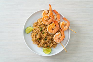 Kızarmış pirinç ve karides şişi.