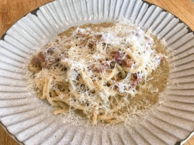 Bucatini Cacio e Pepe pastırmalı makarna.