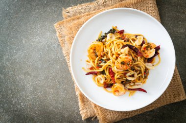 Baharatlı spagetti, karides, kalamar ve biberli kızarmış spagetti.