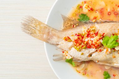 Limonlu ve biberli balık buğulama. Asya usulü.