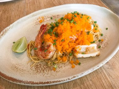 Karışık kızarmış saç spagettisi, deniz ürünleri ve karides yumurtası.
