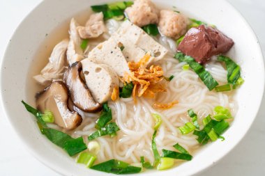 Vietnam Pirinç Erişte Çorbası ve Vietnam Sosisi sebze ve çıtır soğan sundu. Asya usulü.