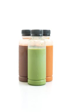Çikolata, Tayland sütlü çayı ve beyaz arka planda izole edilmiş plastik şişede Matcha yeşil çayı.
