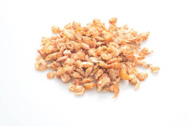 Beyaz arka planda izole edilmiş kurutulmuş karides veya kurutulmuş tuzlu karides.