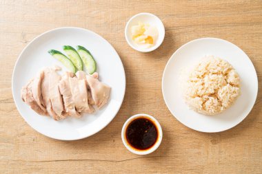 Tavuklu pilav ya da tavuk çorbası ile buğulanmış pirinç - Asya yemeği tarzı.