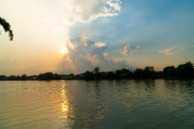 Nehir manzarası ve güzel gün batımı Tayland 'da bulutlu