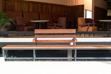 Binanın dışındaki boş ahşap bank