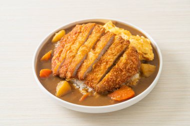 Tonkatsu soslu körili pilav domuz pirzolası ve kremalı omlet. Japon usulü.