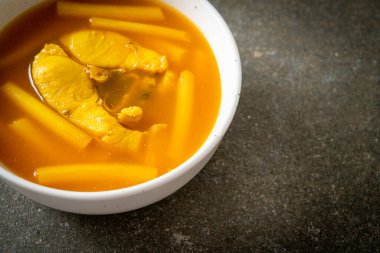 Nilüfer saplı ve balıklı ekşi çorba - Tayland güneyin geleneksel yemek tarzı