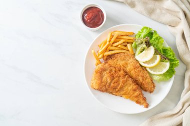 Patates cipsli ev yapımı sosisli Schnitzel, patates kızartmalı kızarmış tavuk, Avrupa yemeği tarzı.