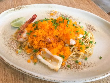 Karışık kızarmış saç spagettisi, deniz ürünleri ve karides yumurtası.