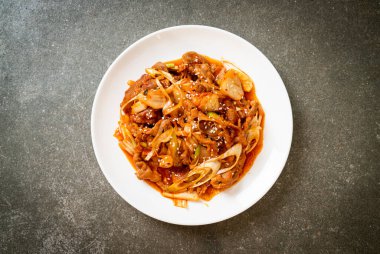 Kore usulü baharatlı ve kimchi soslu kızarmış domuz eti.