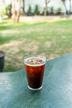 Kahve dükkanı ve restoranda buzlu americano kahve bardağı.