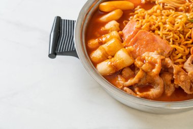 Budae Jjigae ya da Budaejjigae (ordu yahnisi ya da ordu üssü). Kimchi, konserve jambon, sosis, ramen eriştesi ve çok daha popüler Kore usulü sıcak yemek ile dolu.