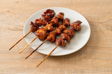 Izakaya usulü ızgara tavuk şiş yakitori servis edilir. Asya usulü.