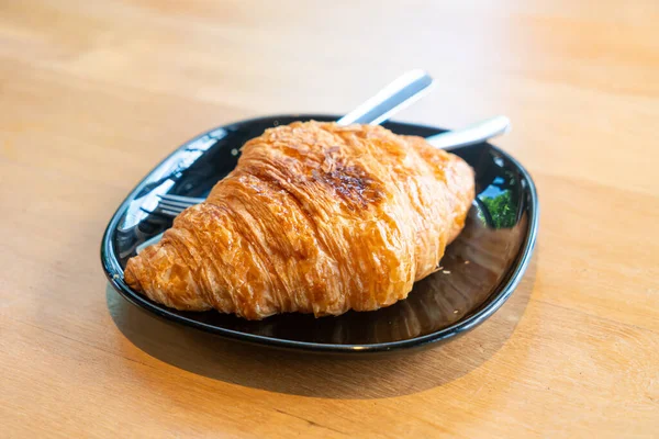 Frisches Buttercroissant Auf Schwarzem Teller — Stockfoto