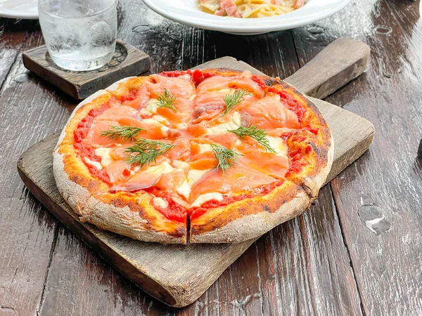 Pizza Saumon Fumé Sur Plateau Bois — Photo