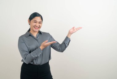 Duvarında eli olan Asyalı kadın.