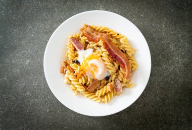Carbonara fusilli makarna baharatlı pastırma - İtalyan yemeği tarzı.