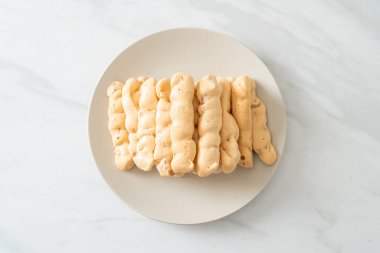 Badem ezmesi tabakta. Fransız usulü tatlı.