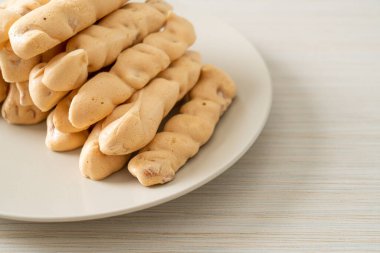 Badem ezmesi tabakta. Fransız usulü tatlı.