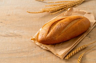 Fransız usulü yeni pişmiş baget ekmek.