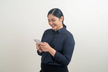 Beyaz arka planda akıllı telefon ya da cep telefonu kullanan Asyalı kadın