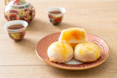 Çin pastası ay pastası ve tuzlu yumurta fıstığı ya da fındıklı börek ve tuzlu yumurta Asya yemeği.