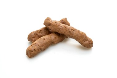 Çikolatalı pasta çubuğu beyaz arka planda izole edilmiş.