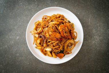 Karıştırılmış Tom Yum deniz ürünleri kurutulmuş spagetti - Füzyon gıda tarzı
