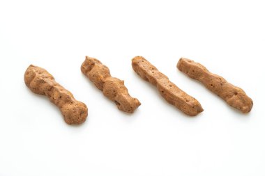 Çikolatalı pasta çubuğu beyaz arka planda izole edilmiş.