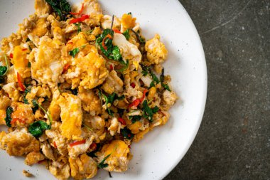 Tayland fesleğeni ve biberli sahanda yumurta Asya usulü.