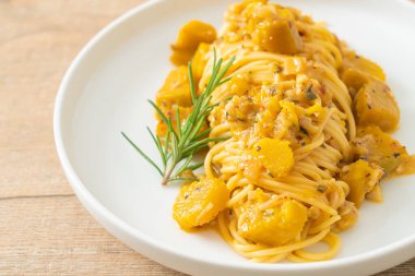 kabaklı spagetti makarna alfredo sosu - vegan ve vejetaryen yemek tarzı