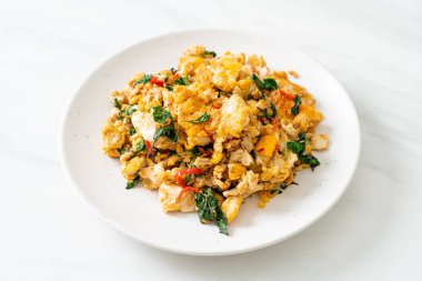 Tayland fesleğeni ve biberli sahanda yumurta Asya usulü.