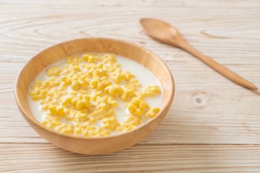 Kahvaltıda taze süt ve tahıl gevreği.