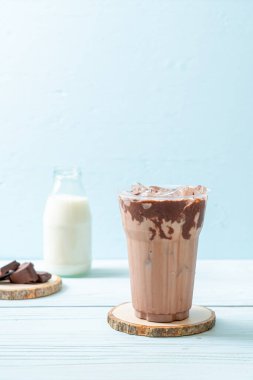 Buzlu çikolatalı milkshake, ahşap arka planda.