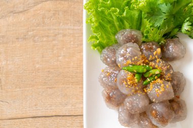 Şeffaf toplara Saku Sai Moo ya da buharda pişirilmiş Tapioca köfteleri deniyor.