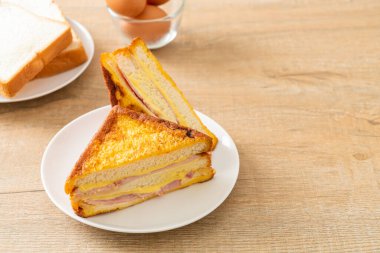 Beyaz tabakta ev yapımı jambonlu peynir.