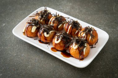 Takoyaki köftesi ya da ahtapot köftesi - Japon yemeği tarzı.