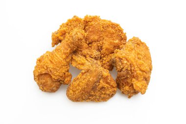 Kızarmış tavuk beyaz arka planda izole edilmiş