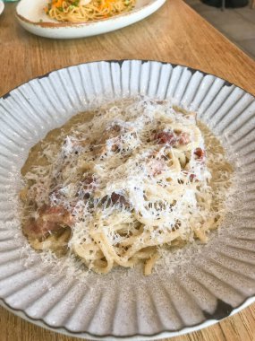 Bucatini Cacio e Pepe pastırmalı makarna.