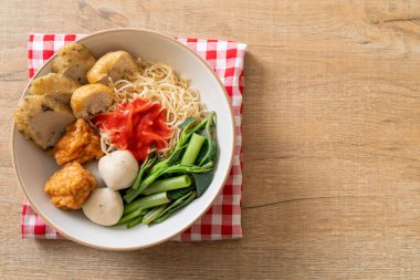 Balık köfteli erişte ve pembe soslu karides köftesi, Yen Ta Four veya Yen Ta Fo - Asya yemeği tarzı