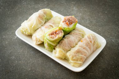 Çin lahanasına sarılı ev yapımı kıymalı domuz eti ya da haşlanmış lahana.